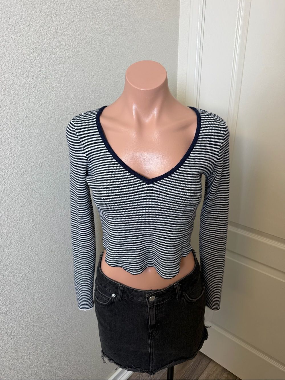 La Hearts Striped Navy and White V-Neck Long Sleeve Crop Top Sz M